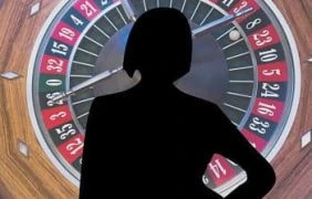 Sihouette einer Frau vor einem Roulette Rad