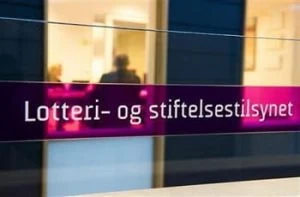 Ein Schriftzug auf einem Fenster zeigt den Namen der norwegischen Glücksspielaufsicht.