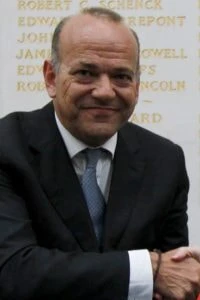 Ein Pressefoto von Albert Isola, Glücksspielminister Gibraltar