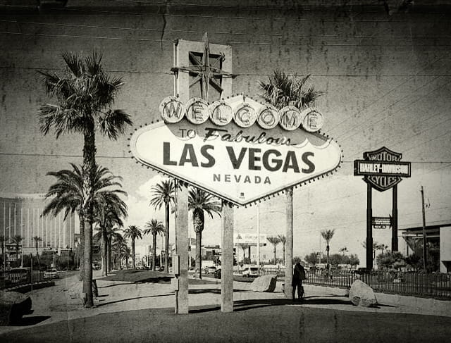Ein Schwarz-Weiss-Foto des "Welcome to fabolous Las Vegas-Schilds an der Stadtgrenze Las Vegas, Nevada