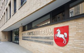 Ein Foto des Eingangsportals des Verwaltungsgerichts Hannover.