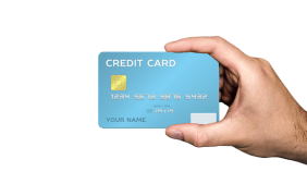 Zu sehen ist eine Hand, die eine Kreditkarte hält.