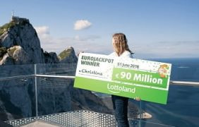 Ein Werbebanner des Anbieters Lottoland zeigt die Eurojackpot-Gewinnerin Christina