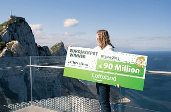 Ein Werbebanner des Anbieters Lottoland zeigt die Eurojackpot-Gewinnerin Christina