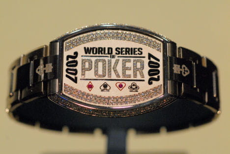 Foto eines Bracelets, einer Trophäe (Armband) für Turniersiege bei der WSOP