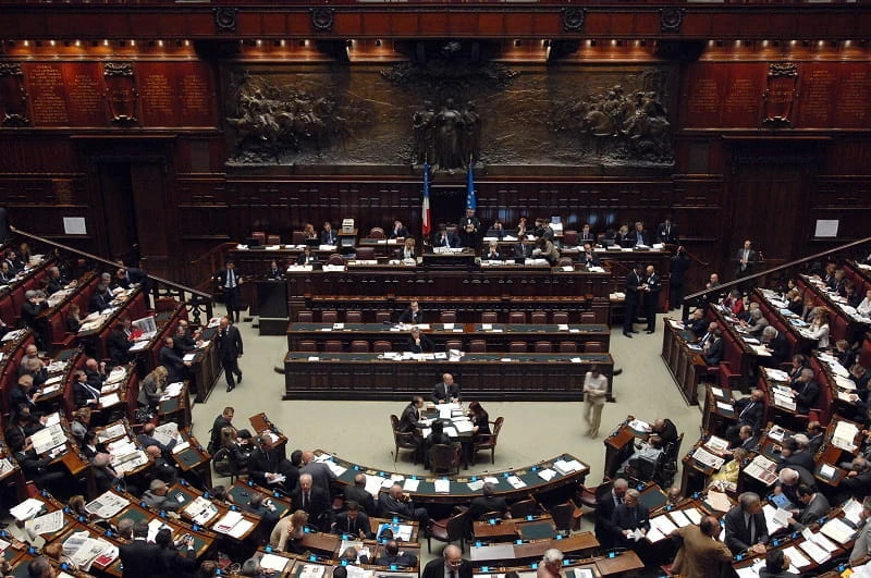 Ein Foto zeigt den Innensaal der italienischen Abgeordnetenkammer