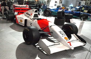 Historischer McLaren F1 Rennwagen von 1994 im Museum