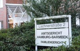 Das Eingangsschild des Amtsgerichts Hamburg Barmbek.