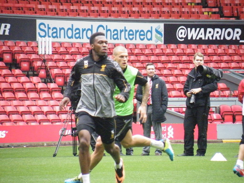 Das Bild zeigt Daniel Sturridge beim Aufwärmtraining vor dem Spiel.