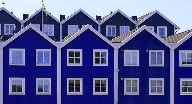 Das Bild zeigt Reihenhäuser in Schweden.