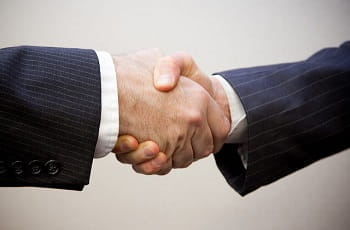 Ein Handshake beschließt den Deal.