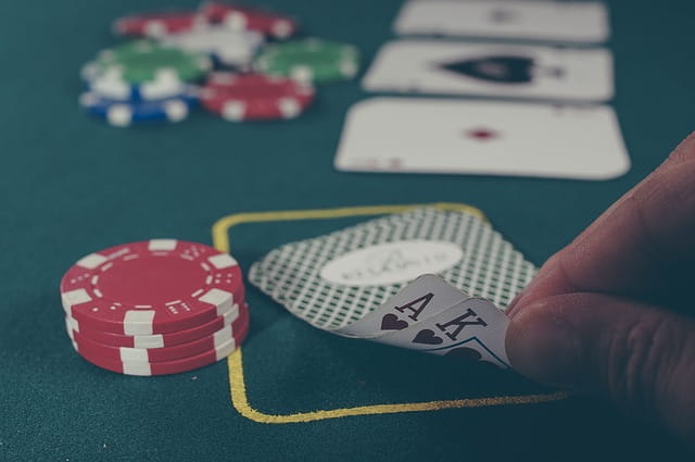 Pokerkarten und Jetons auf der Spielfläche.