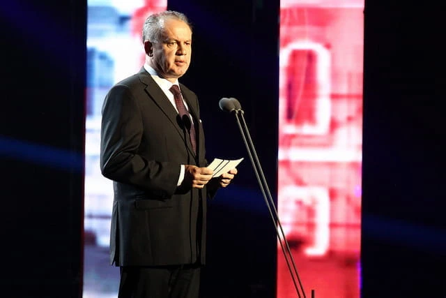 Ein Porträt des slowakischen Präsidenten Andrej Kiska, der ein Redemanuskript haltend hinter Mikrofonen auf einer Bühne steht.