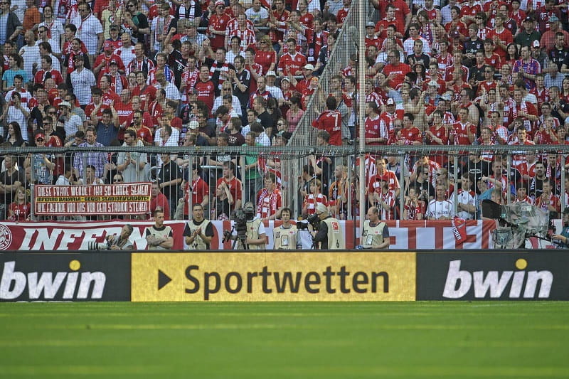 Eine Bandenwerbung von bwin in einem Stadion der 3. Liga.