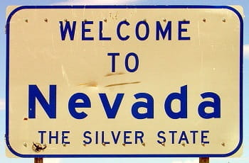 Das Nevada Road-Sign in der Wüste Nevadas.
