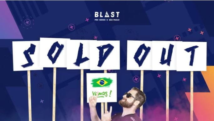 Das Bild zeigt Schilder mit einem "Ausverkauft" Schriftzug, einen Mann und eine Brasilien-Flagge. Im Hintergrund ein BLAST Pro Series Logo.