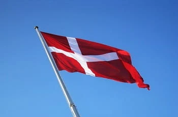 Eine dänische Flagge im Wind.