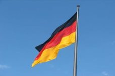 Eine Deutschlandfahne im Wind.