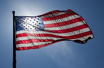 Eine US-Flagge im Wind.