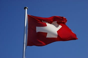 Eine Schweizer Flagge im Wind.