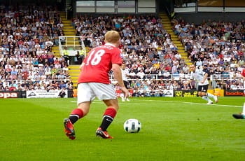 Paul Scholes (Manchester United) beim Freistoß..