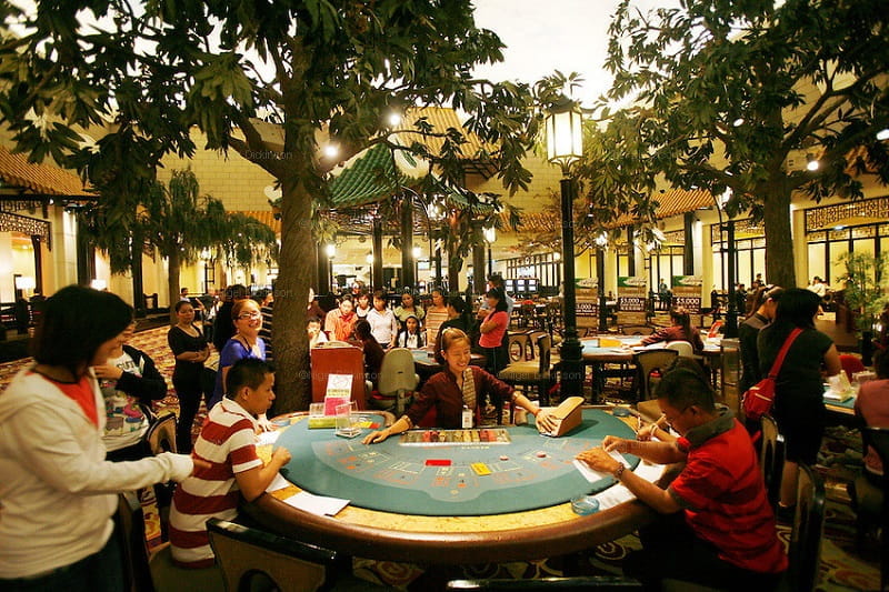 Die Spieltische eines 5-Sterne NagaWorld-Casinos in Phnom Penh.