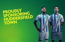 Das Logo des Buchmachers Paddy Power auf den Trikots von Huddersfield Town.