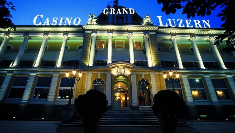 Der Haupteingang des Grand Casino Luzern.