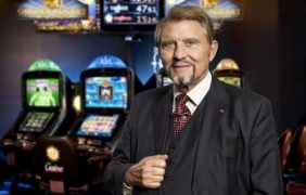 Der Unternehmer Paul Gauselmann in einer Merkur-Spielothek.