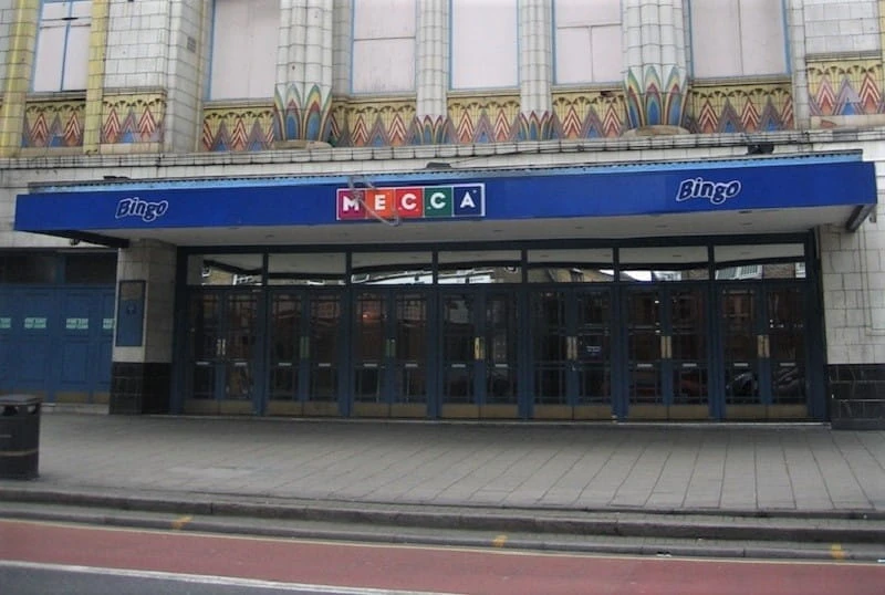 Die Außenfassade eines Mecca Bingo Clubs in London.