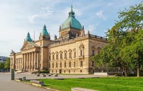 Das Bundesverwaltungsgericht in Leipzig bei Tag.