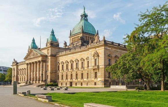 Das Bundesverwaltungsgericht in Leipzig bei Tag.