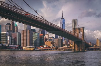 Ein Blick auf die Brooklyn Bridge in New York City.