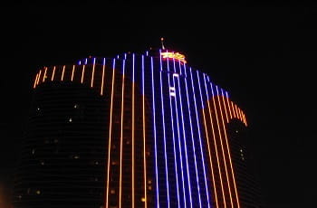 Das Rio All-Suit Hotel & Casino in Las Vegas bei Nacht.
