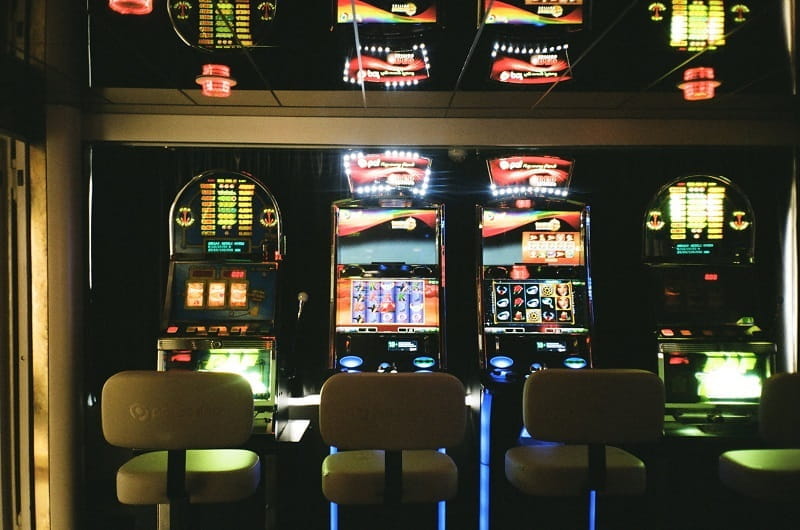 Spielautomaten in einer Spielhalle.