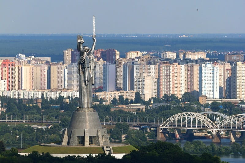 Die Skyline der ukrainischen Hauptstadt Kiew.