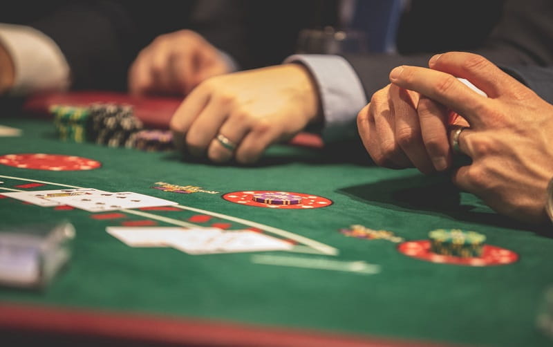 Ein Pokerturnier im Casino. 