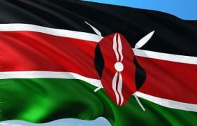 Eine kenianische Flagge im Wind.