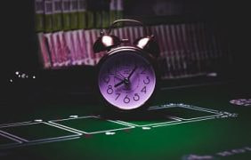 Eine Uhr auf einem Pokertisch.