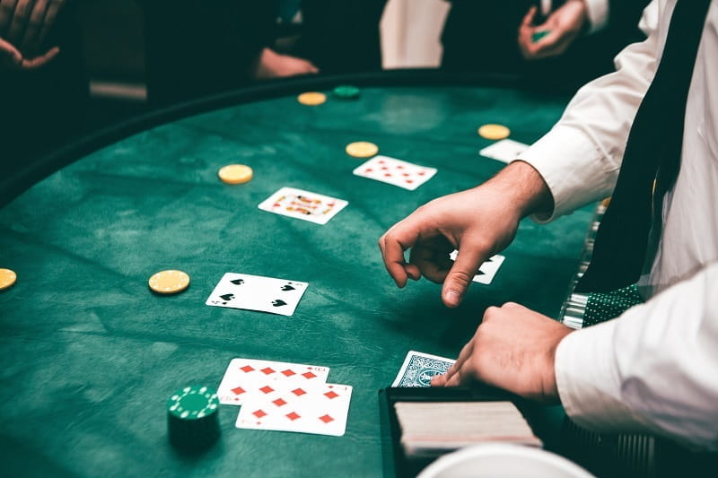 Ein Dealer im Casino.