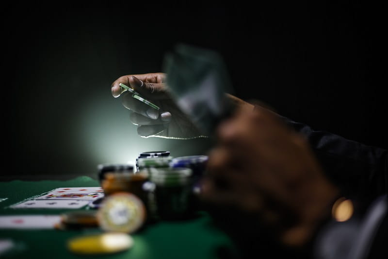 Ein Spieler am Pokertisch.