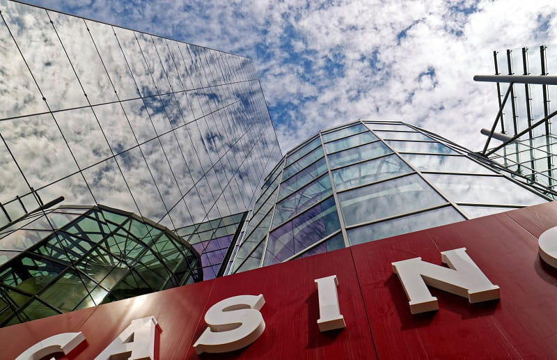 Blick auf ein Casinogebäude.