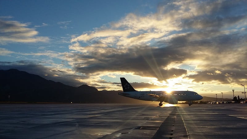 Ein Flugzeug im Sonnenuntergang.