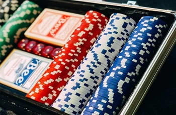 Ein geöffneter Pokerkoffer.