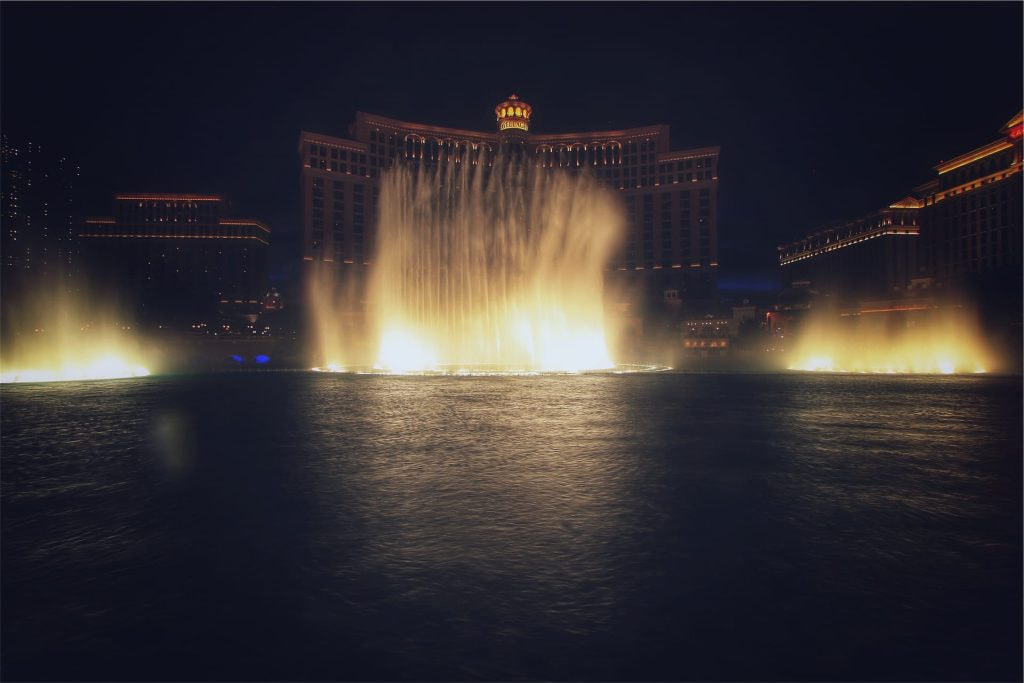 Aktive Springbrunnen vor dem Bellagio-Hotel in Las Vegas im Dunkeln.