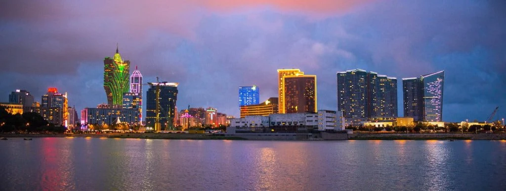 Die Skyline von dem Glücksspielparadies Macau bei Nacht.