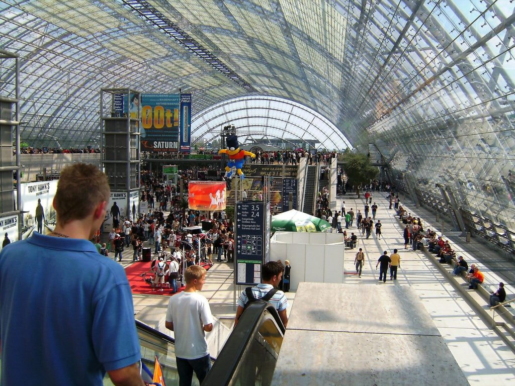 Innenansicht einer Messehalle mit verschiedenen Ständen.