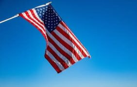 Eine US-Flagge im Wind.