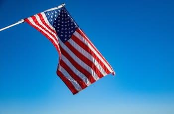 Eine US-Flagge im Wind.