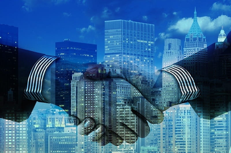 Ein Handshake zwischen Geschäftspartnern.